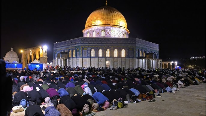 Momen Shalat Berjamaah di Masjid Al-Aqsa Yerusalem pada Hari Ke 1 Ramadhan