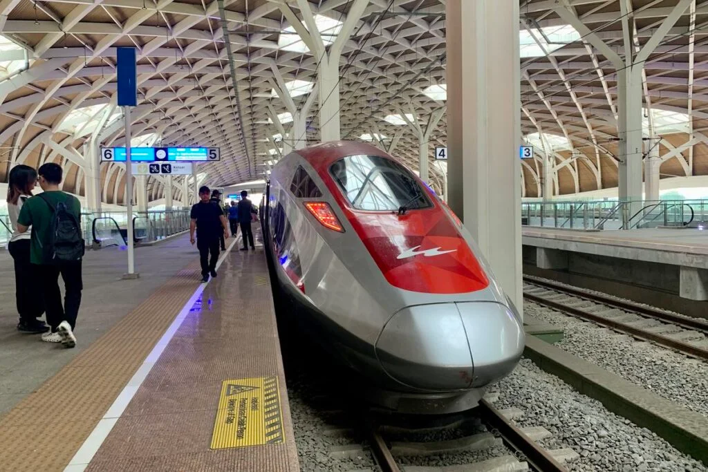 KPK Ajak Naik Whoosh Meski Proyeknya Diselidiki: Mengapa Lembaga Antikorupsi Tetap Dorong Masyarakat Pakai Kereta Cepat?