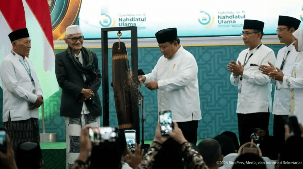Resmi, Prabowo Tutup Muktamar Ke-35 NU dengan Pukul Kentongan
